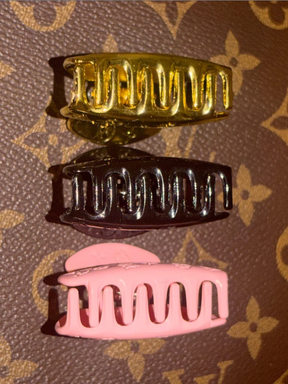 🆕•💖💛🖤 3X LV Claw Clips 👧🏻👩🏾‍🦱👩🏻‍🦰👱🏽‍♀️